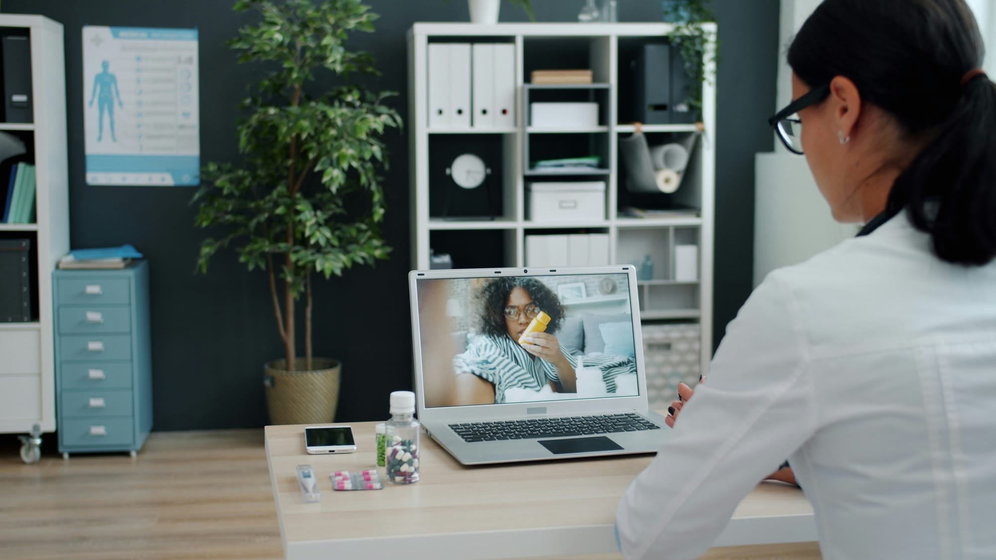 Médica da LSX Medical em atendimento por telemedicina