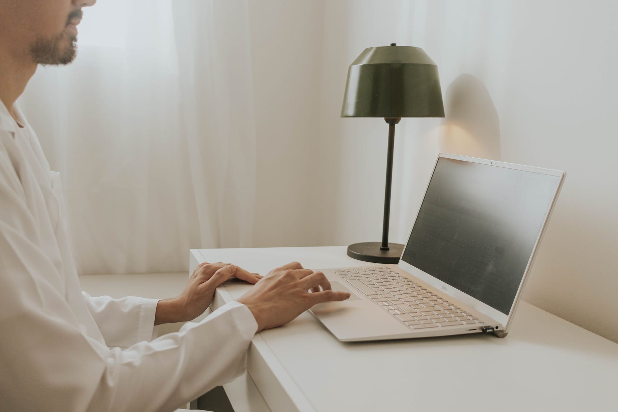 Profissional em atendimento online, em ambiente reservado