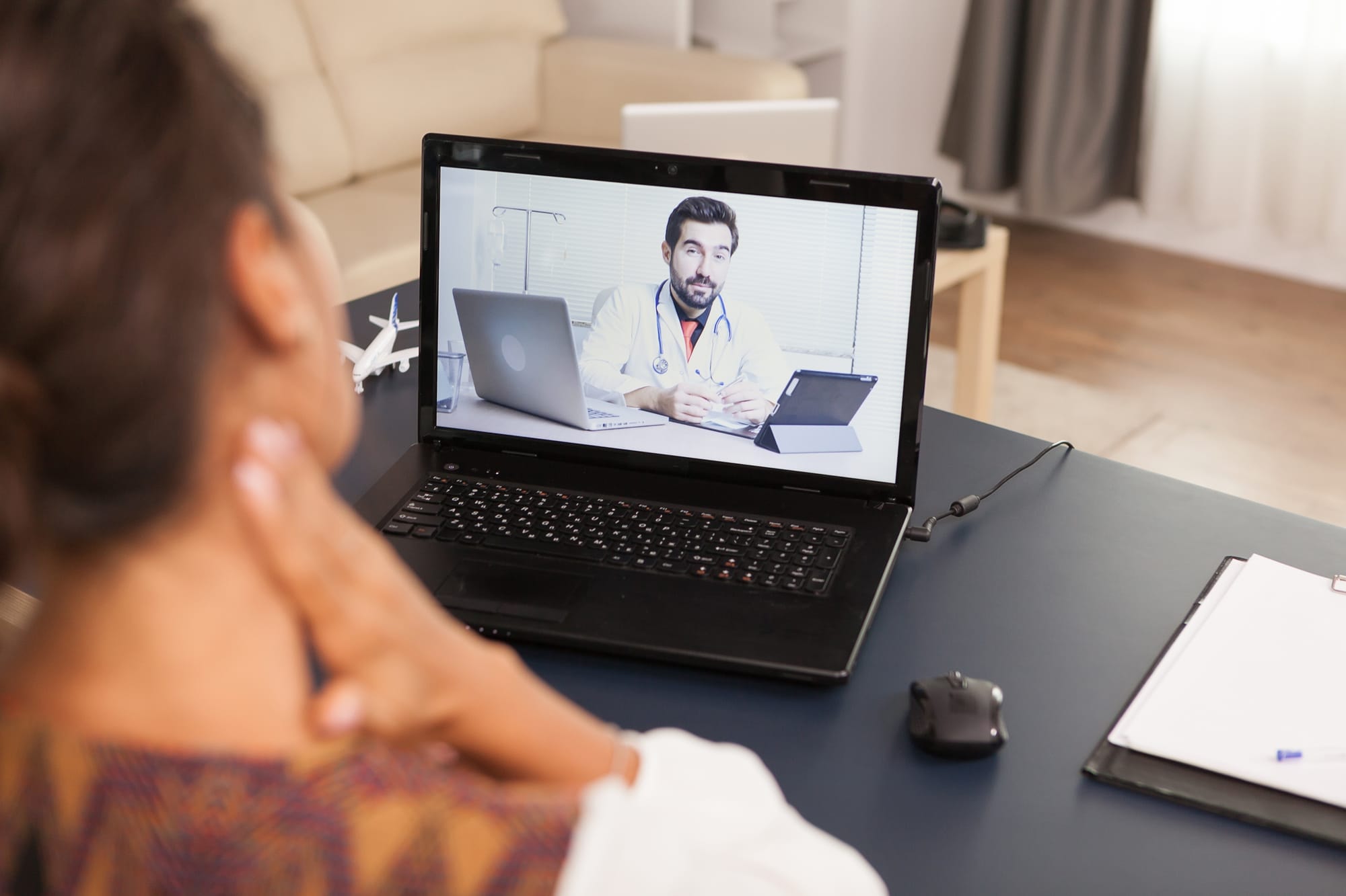 Paciente em consulta médica online pelo computador